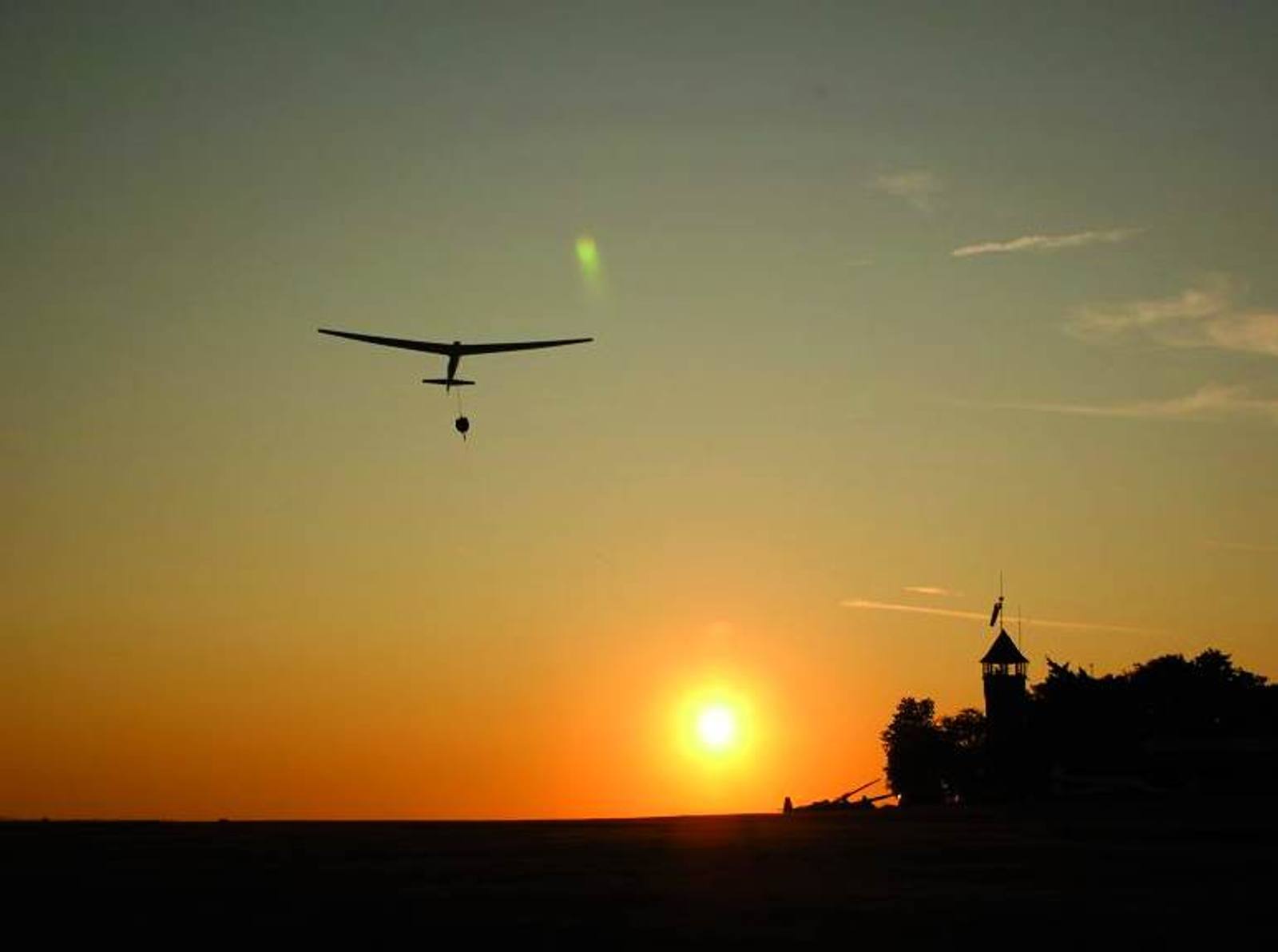 Flugzeug vor der untergehenden Sonne