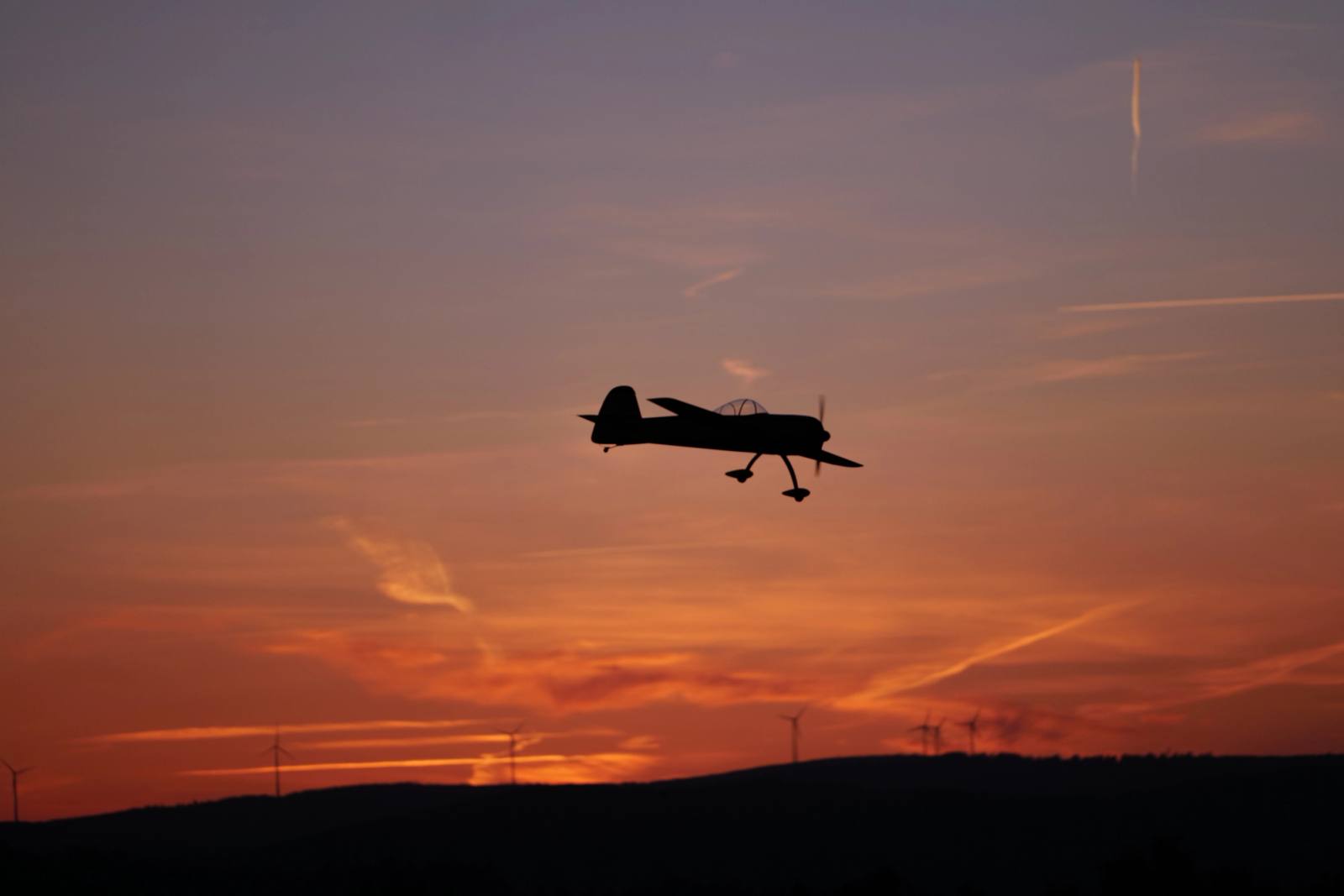 Fliegen bis in den Sonnenuntergang