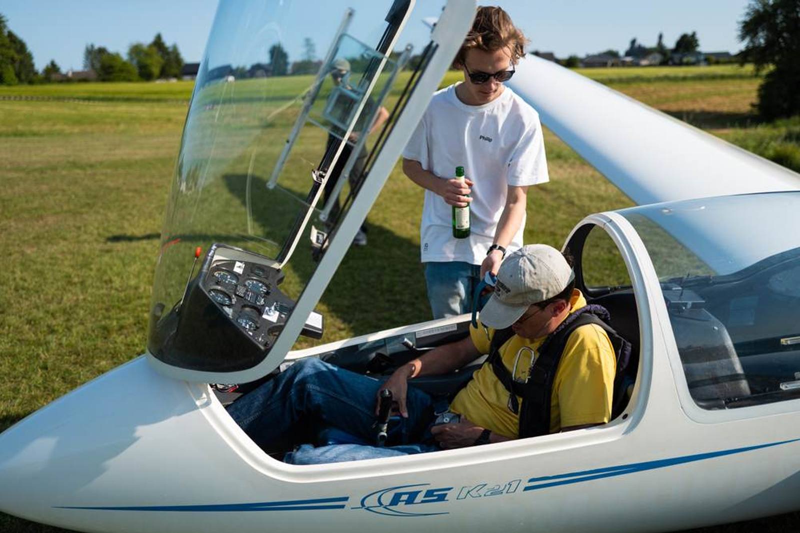 Person am Cockpit eines Segelflugzeugs