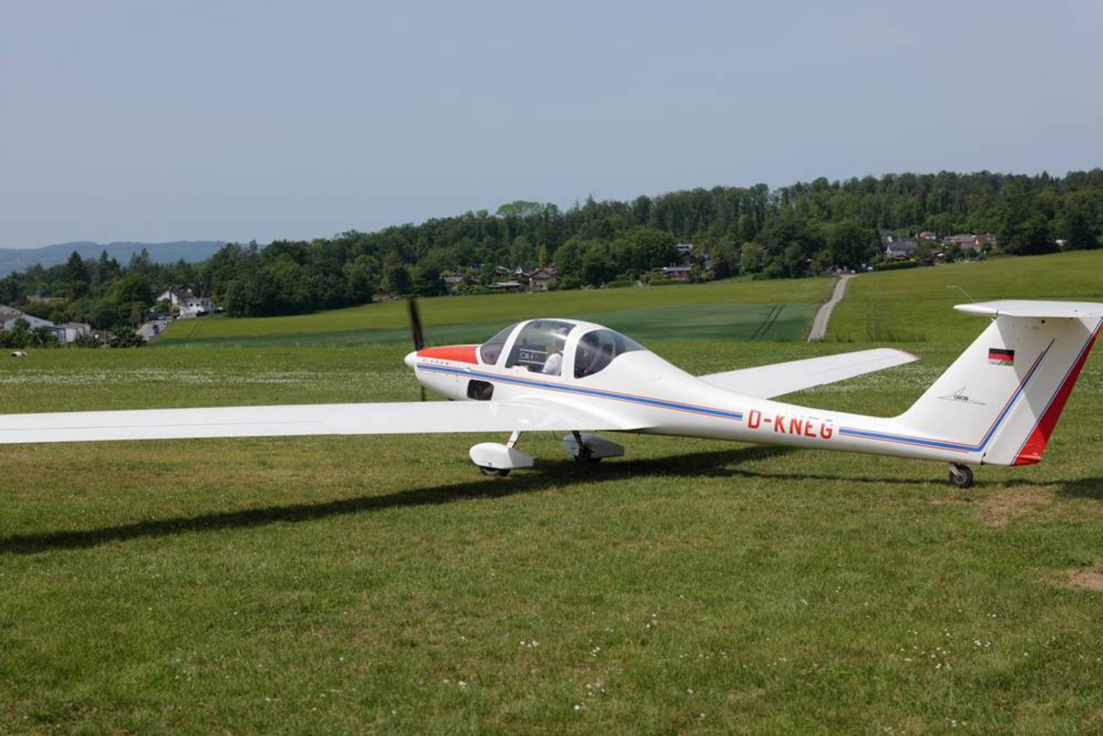 Segelflugzeug auf der Graspiste