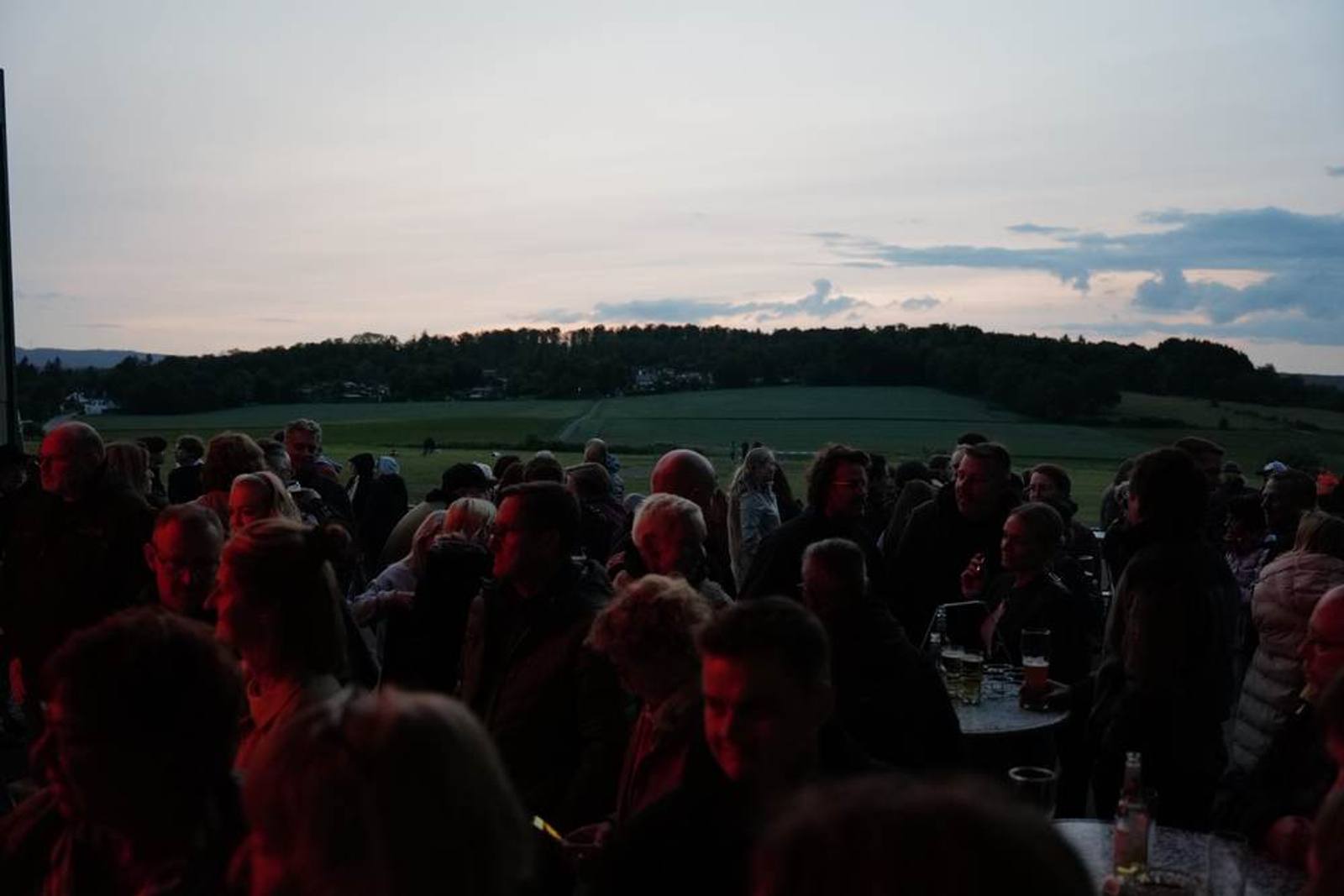 Menschen als Silhouetten vor dem Abendhimmel