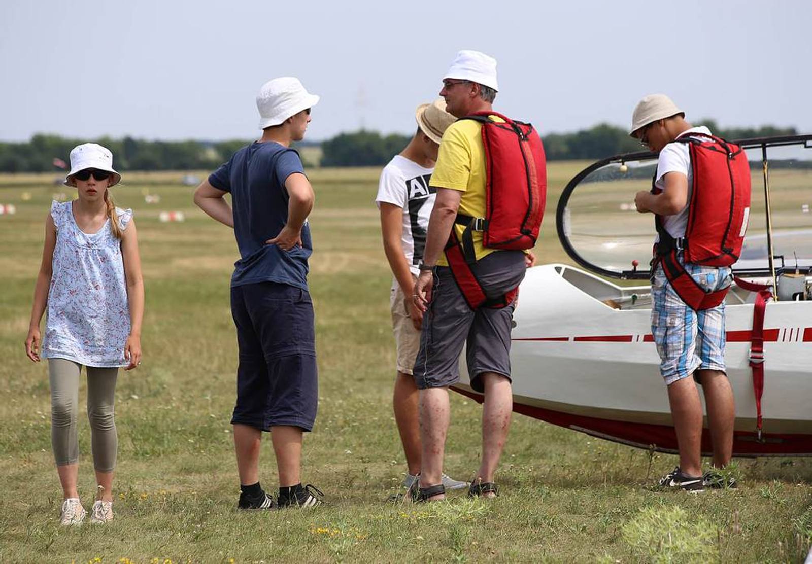 Mehrere Personen rüsten ein Segelflugzeug auf