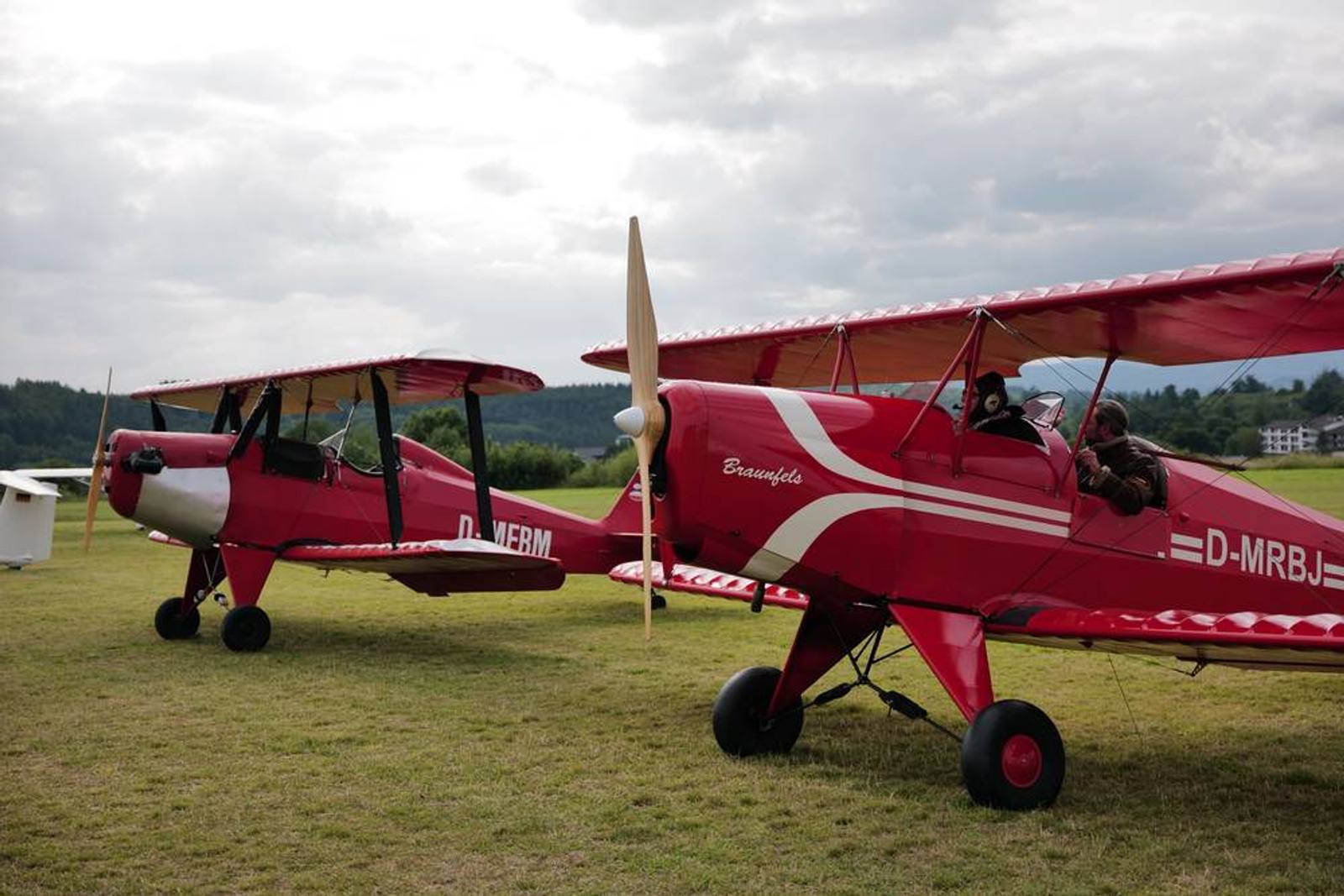 Roter Doppeldecker auf dem Flugplatz