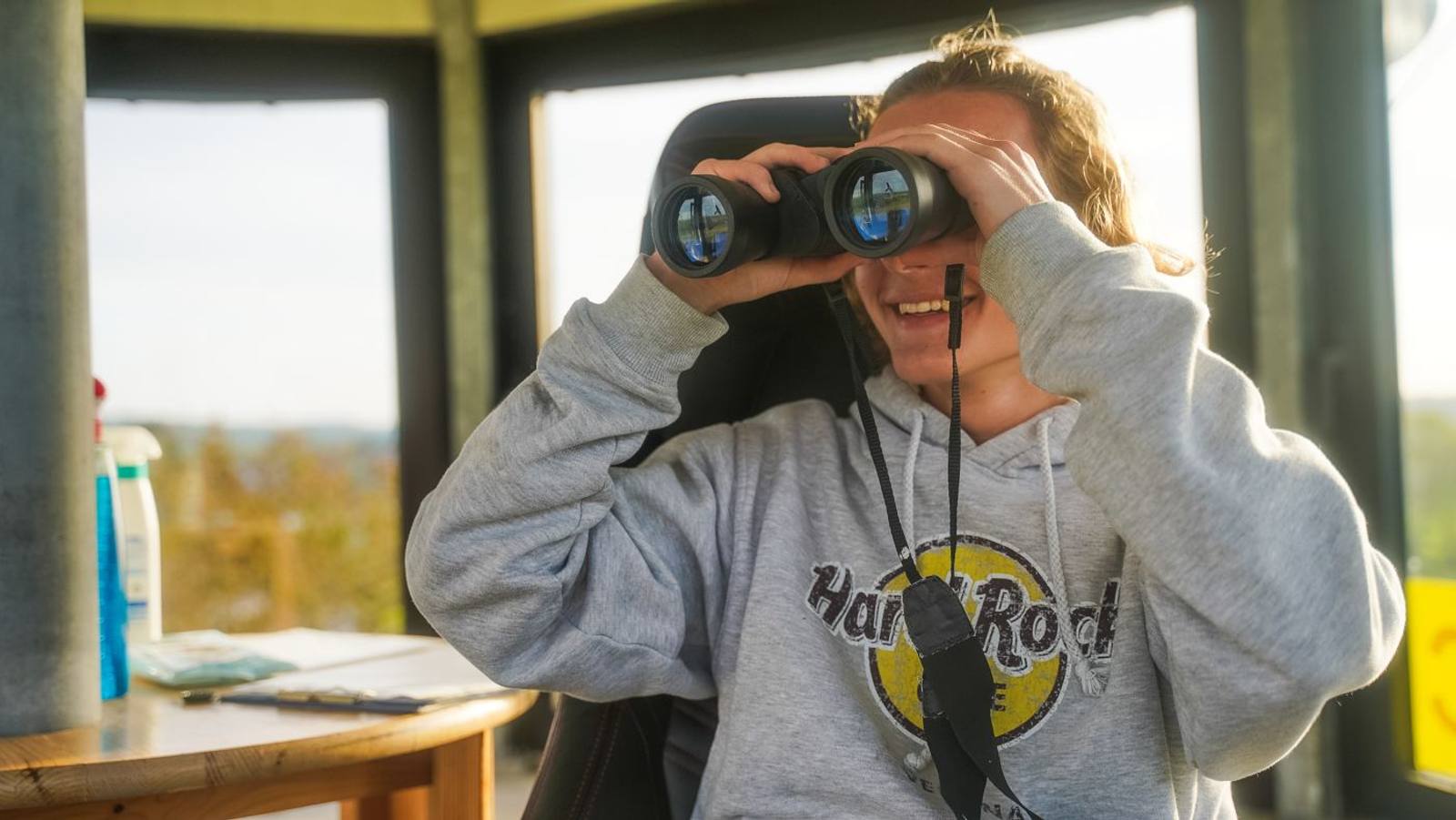 Jugendliche mit dem Fernglas in der Flugleitung