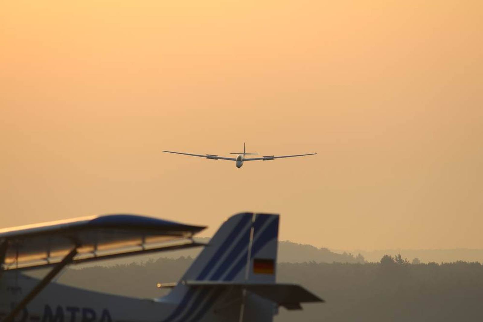 Ultraleicht zieht ein Segelflugzeug