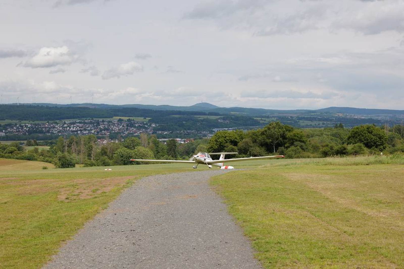 Weg über die Wiese zum abgestellten Flugzeug