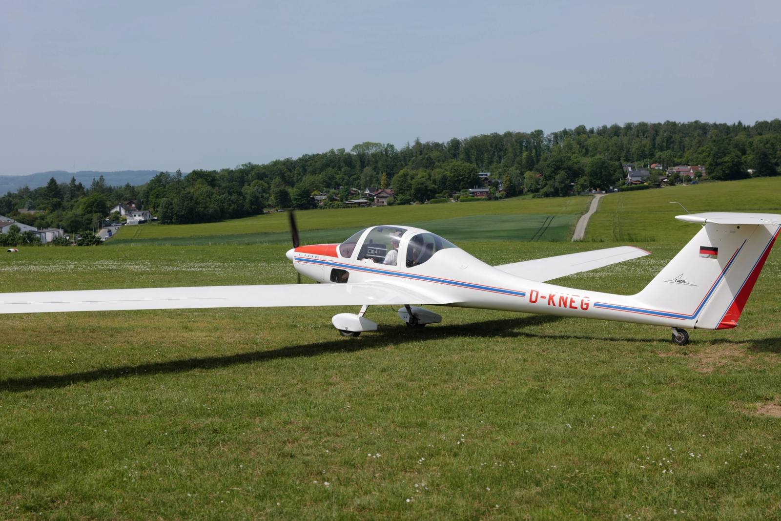Grob G109b D-KNEG auf dem Flugplatz