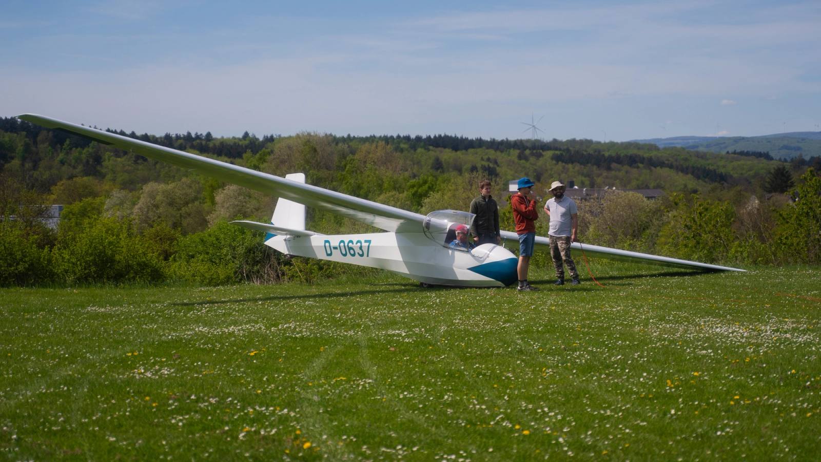 Segelflugzeug im Schlepp über dem Taunus