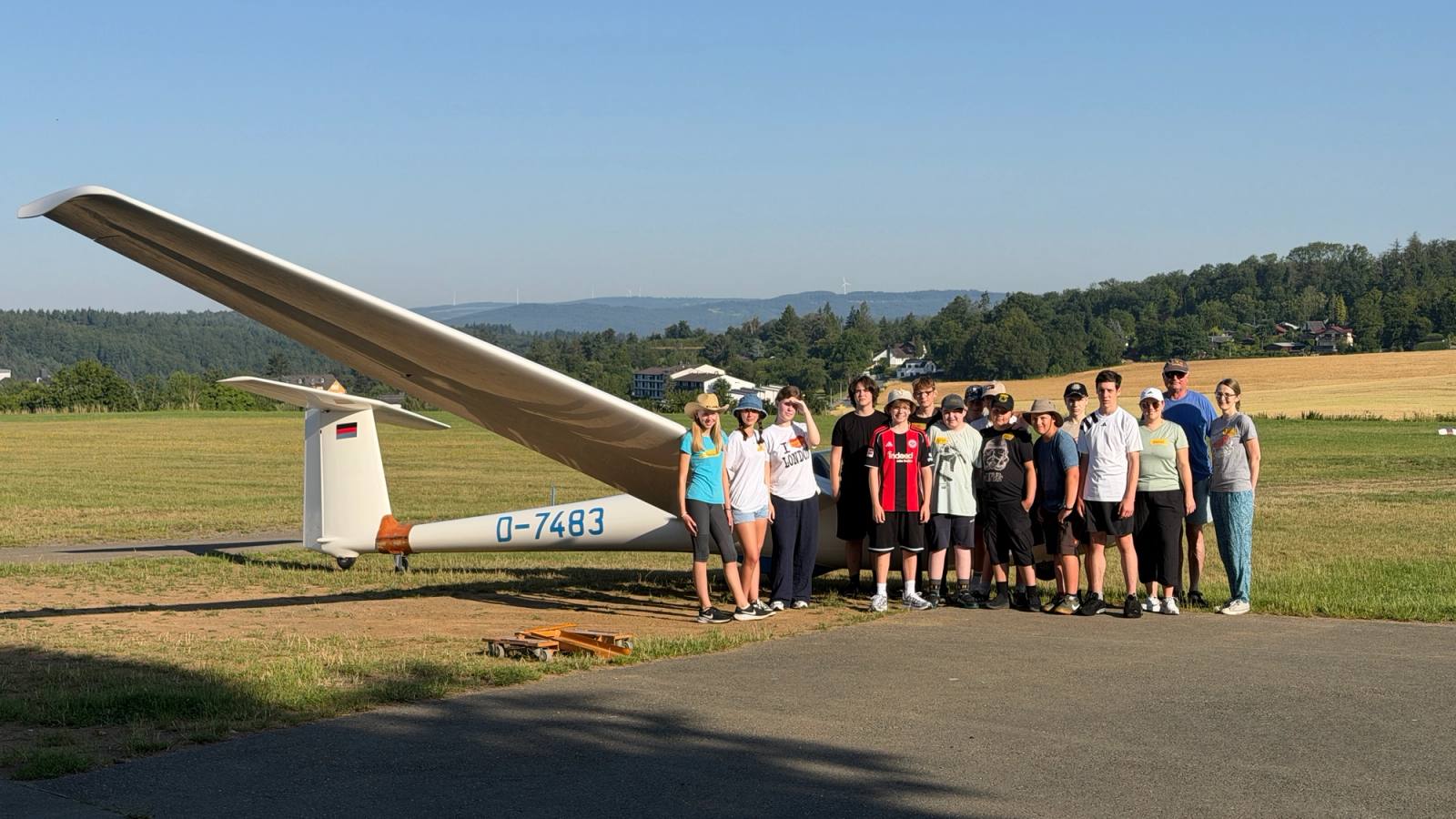 13 Schülerinnen und Schüler der Carl-Kellner-Schule Braunfels am Flugplatz