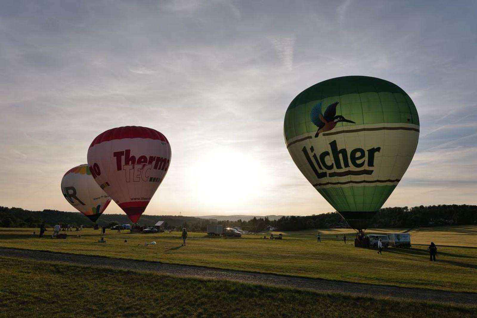 Zwei Heißluftballons über dem Flugplatz