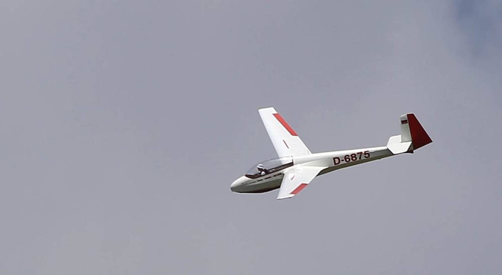 Segelflugzeug in Schräglage am Himmel