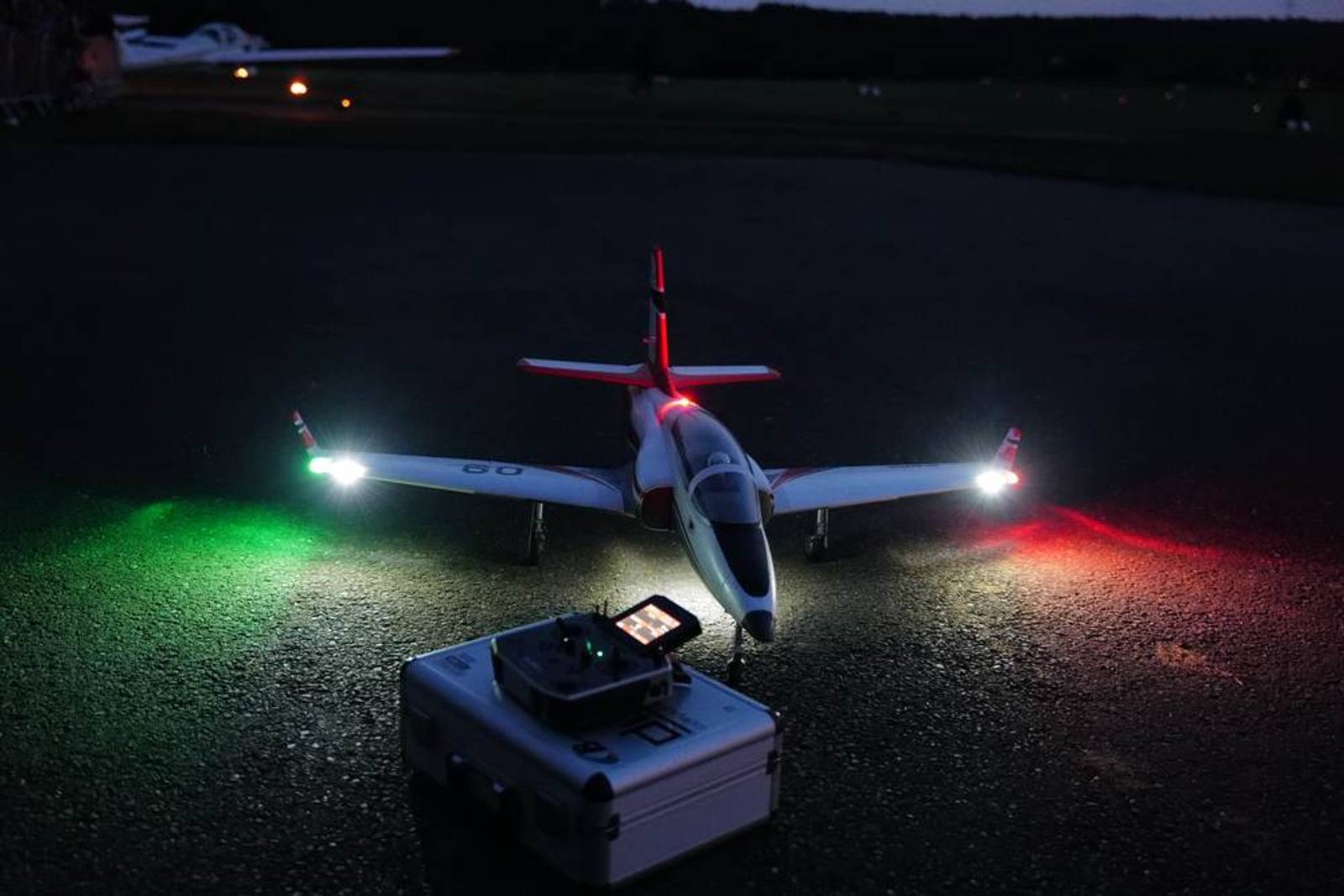 Beleuchtetes Flugmodell im Dunkeln