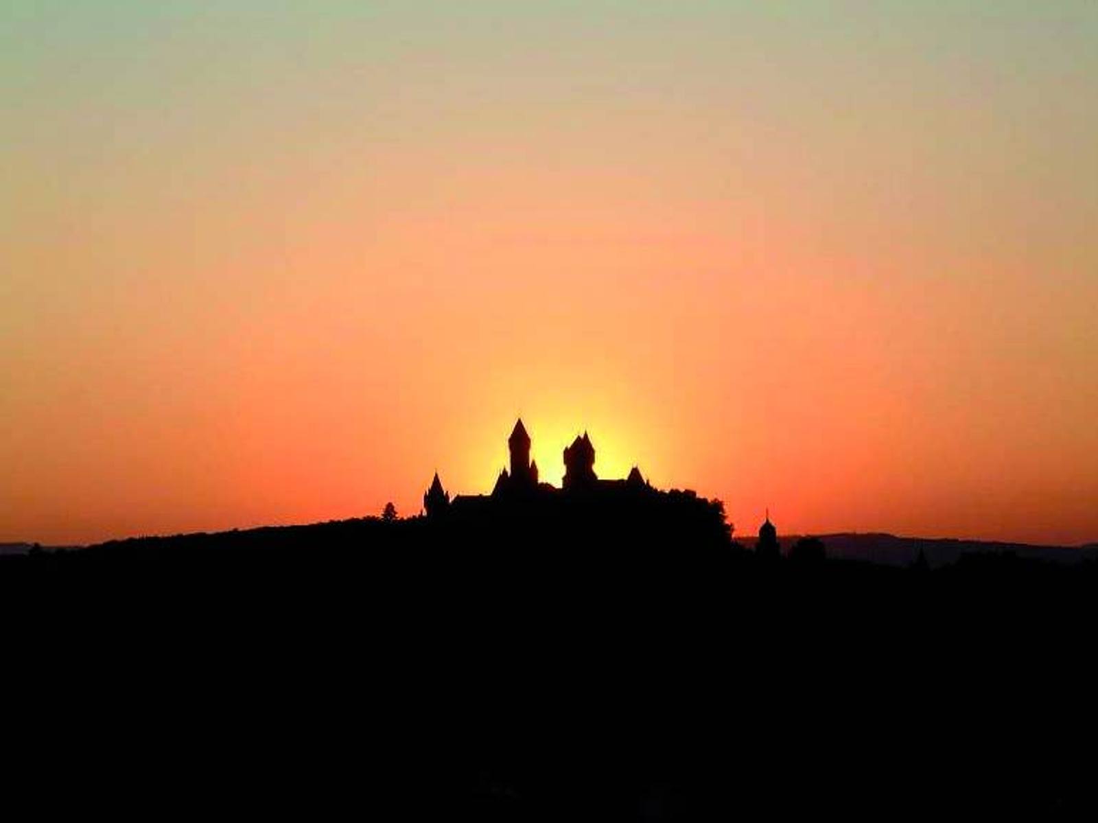 Sonnenuntergang mit Schloss am Horizont