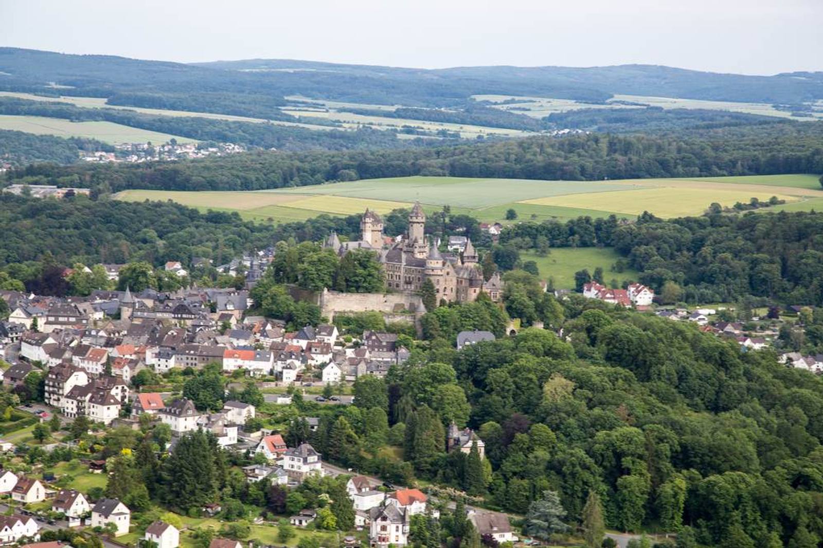 Luftaufnahme von Braunfels mit dem Schloss