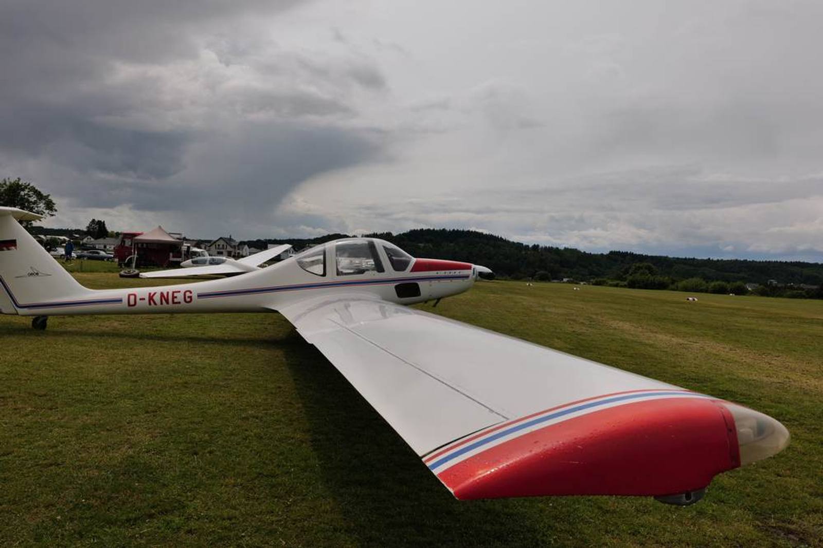Nahaufnahme der Tragfläche eines rot-weißen Flugzeugs