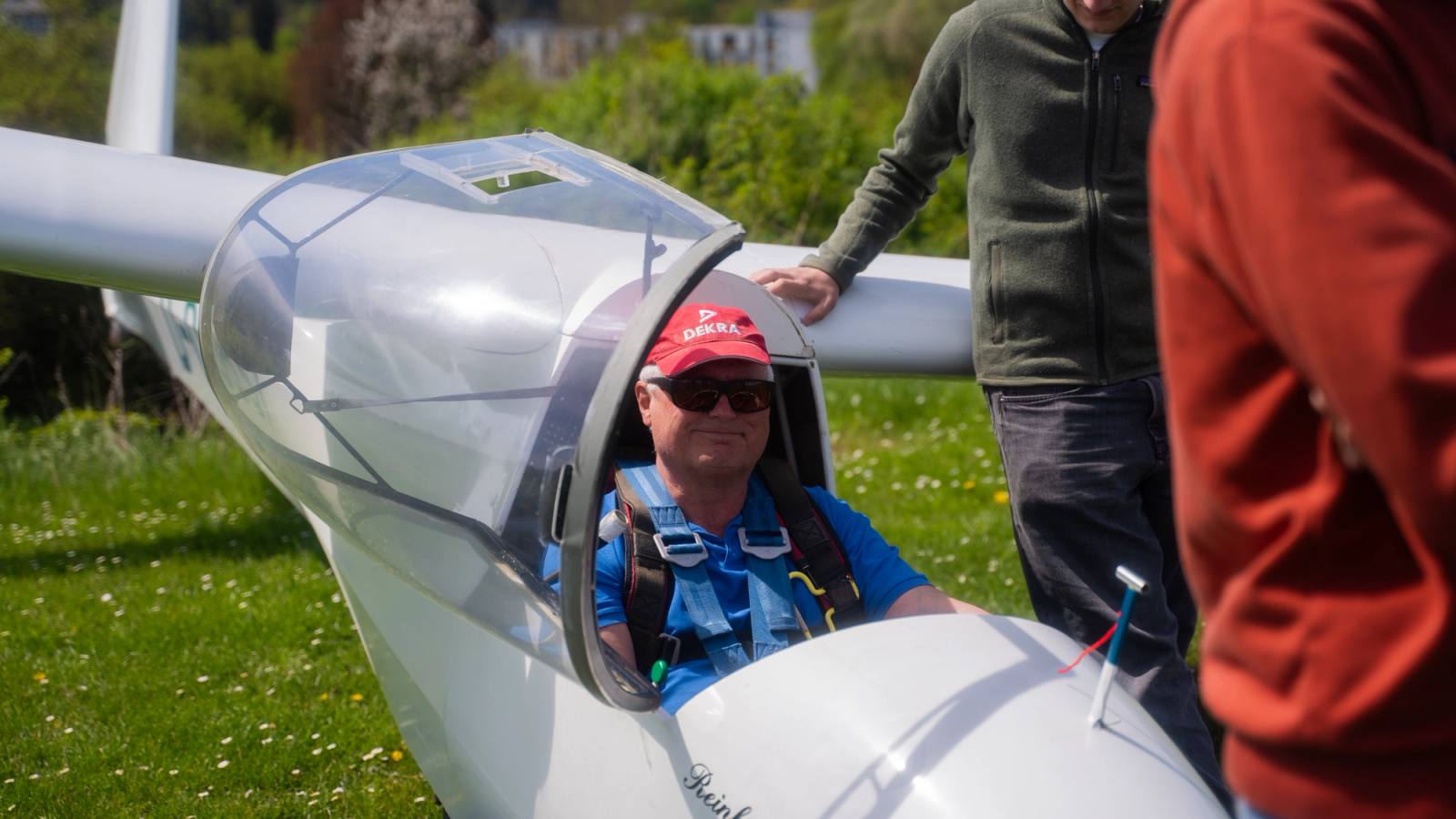 Zwei Vereinsmitglieder im Gespräch neben einem Segelflugzeug