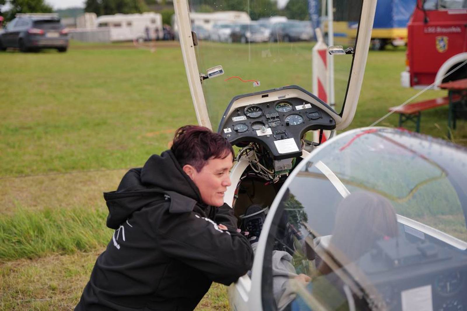 Person am Cockpit eines Flugzeugs