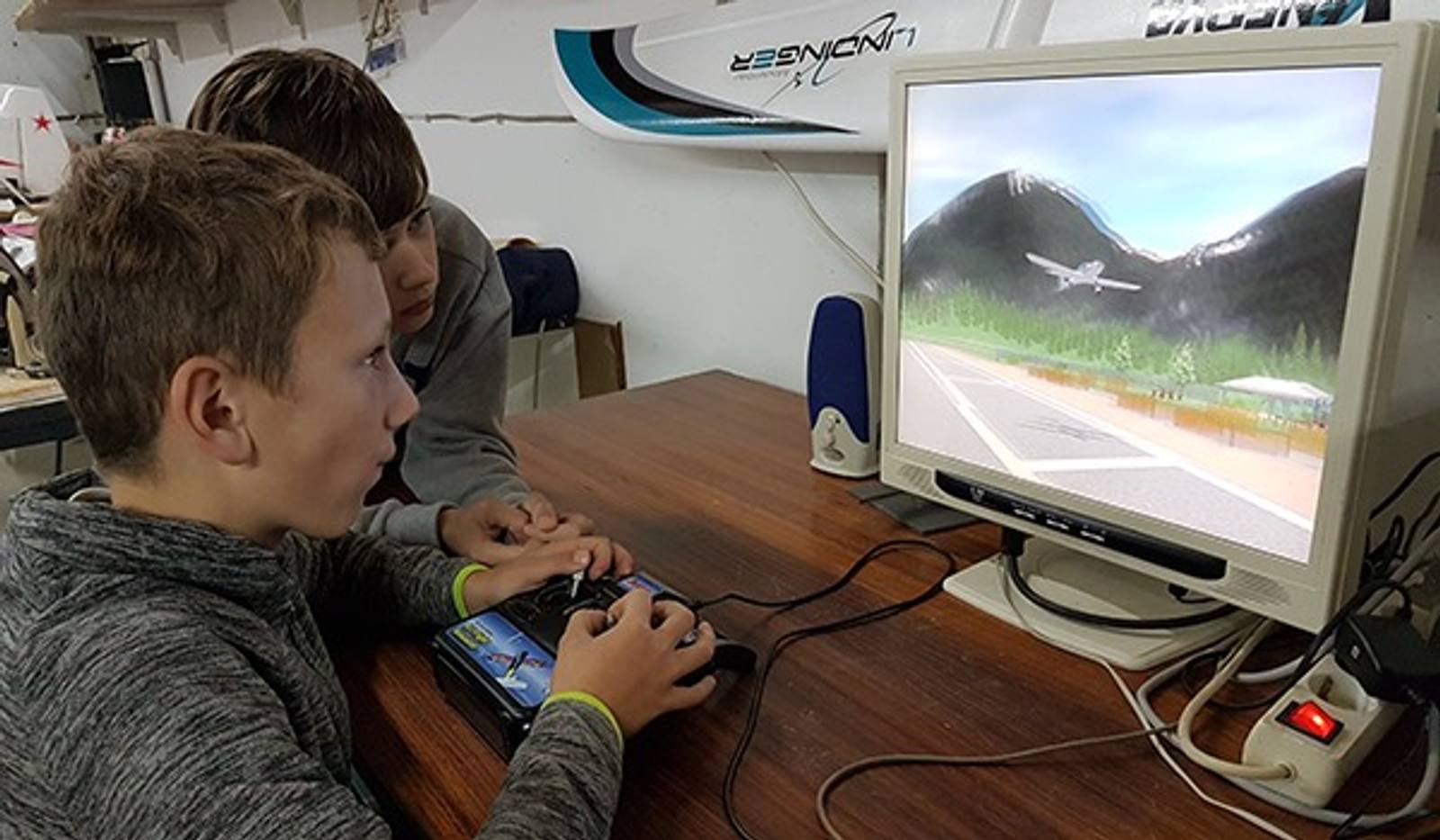 Zwei Jugendliche am Flugsimulator