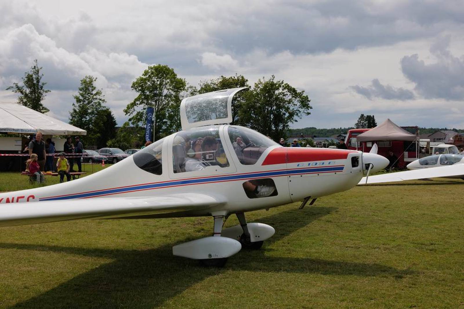 Motorflugzeug auf der Graspiste