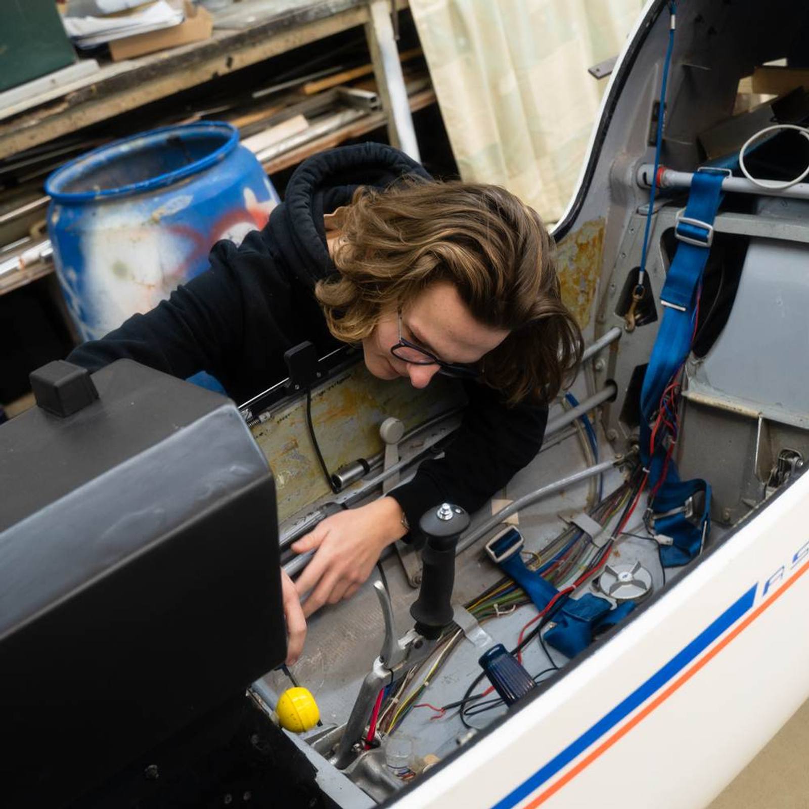 Person arbeitet an der Cockpitsektion eines Segelflugzeugs
