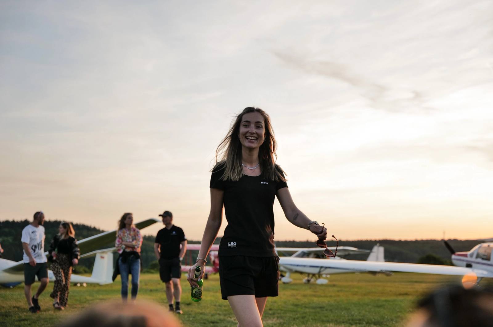 Pilotin vor Flugzeugen am Pfingstfliegen