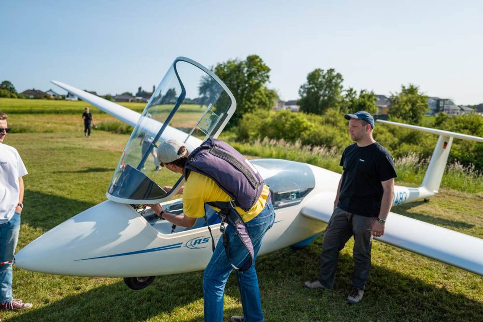 Segelflugzeug wird startklar gemacht