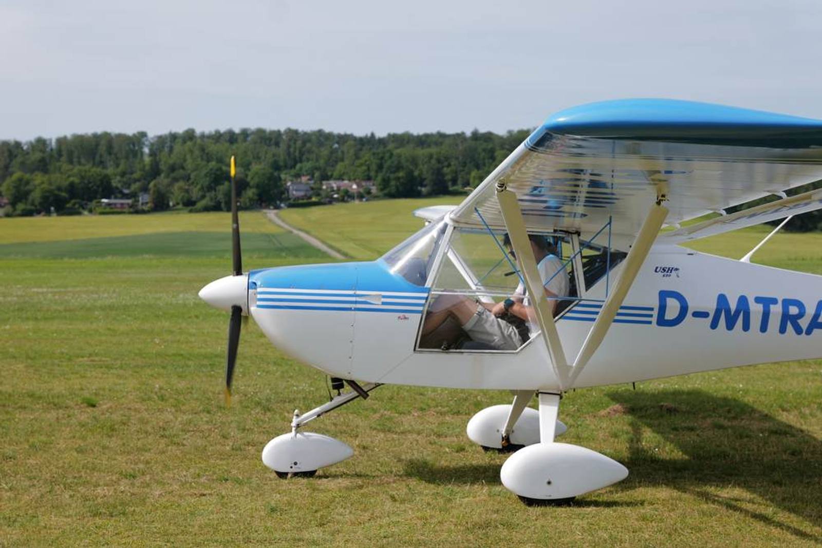 Ultraleichtflugzeug auf der Wiese