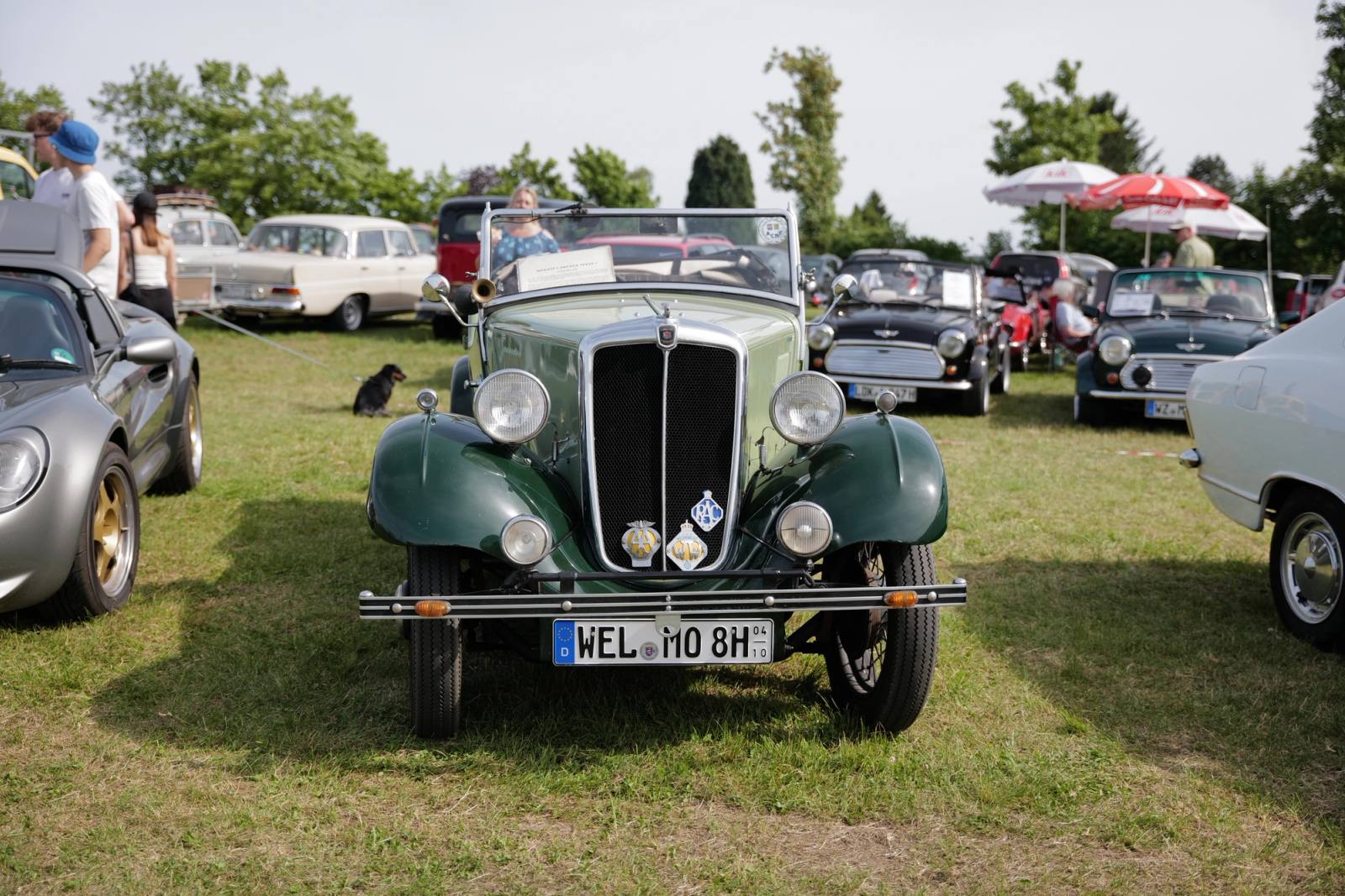 Historisches Automobil auf dem Flugplatz