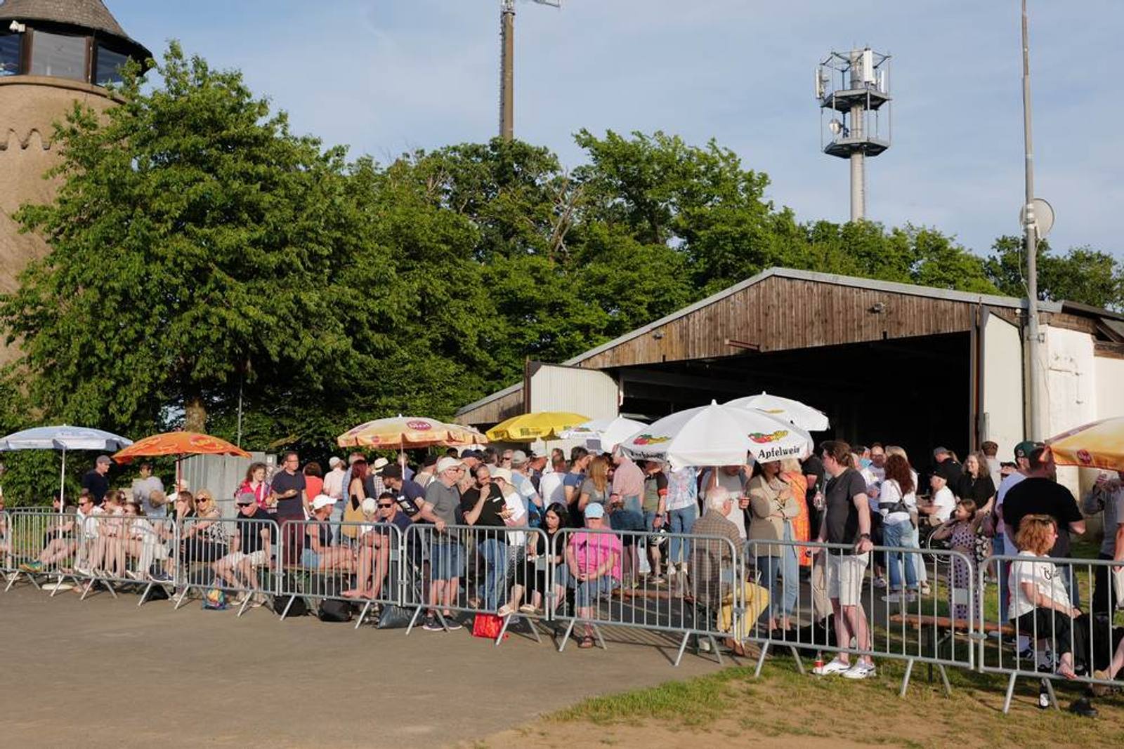 Besucherinnen und Besucher am Rand der Startbahn