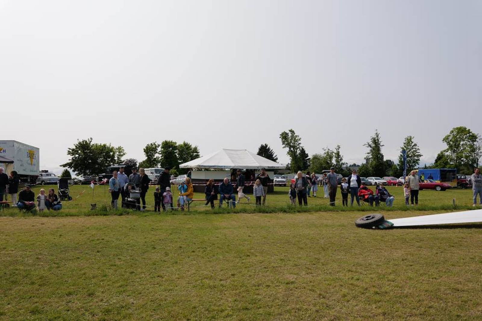 Viele Menschen am Flugplatz