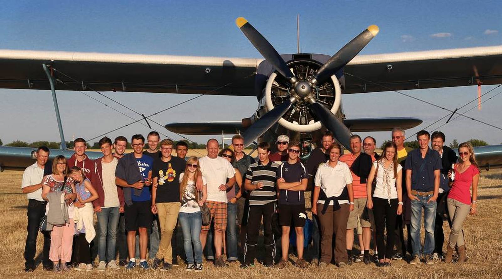 Gruppenbild vor einem Flugzeugpropeller