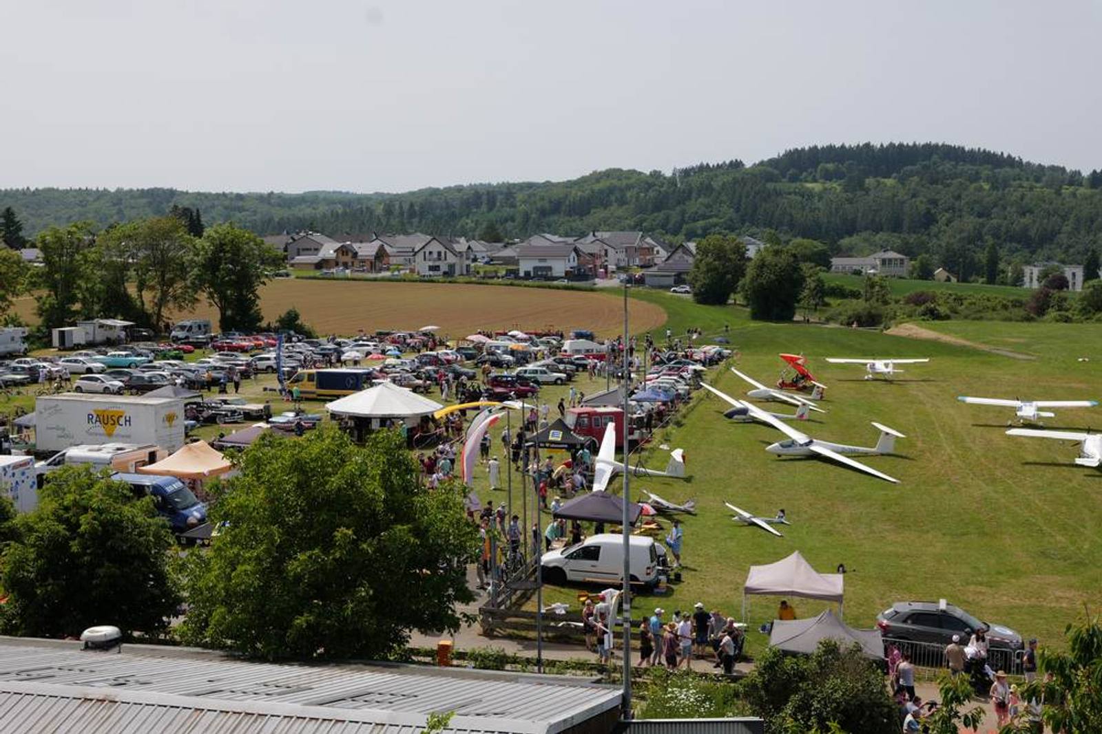 Luftaufnahme des Flugplatzes Braunfels mit vielen abgestellten Flugzeugen