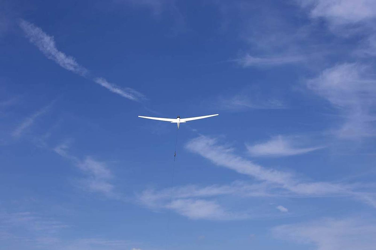 Segelflugzeug hoch am blauen Himmel