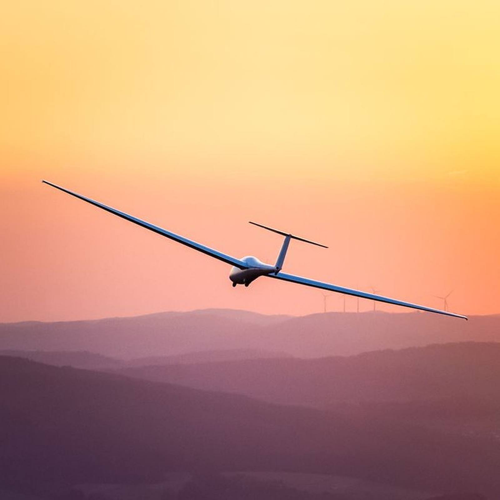 Segelflugzeug im Abendlicht über dem Braunfelser Umland