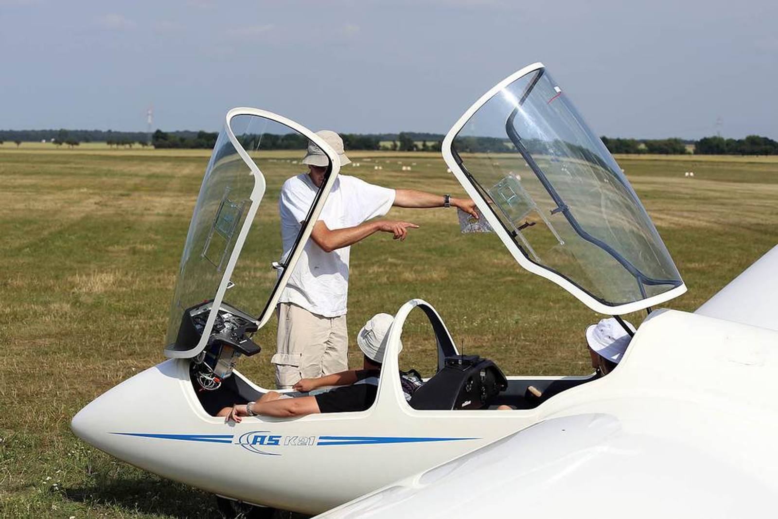 Segelflugzeug mit geöffneter Haube