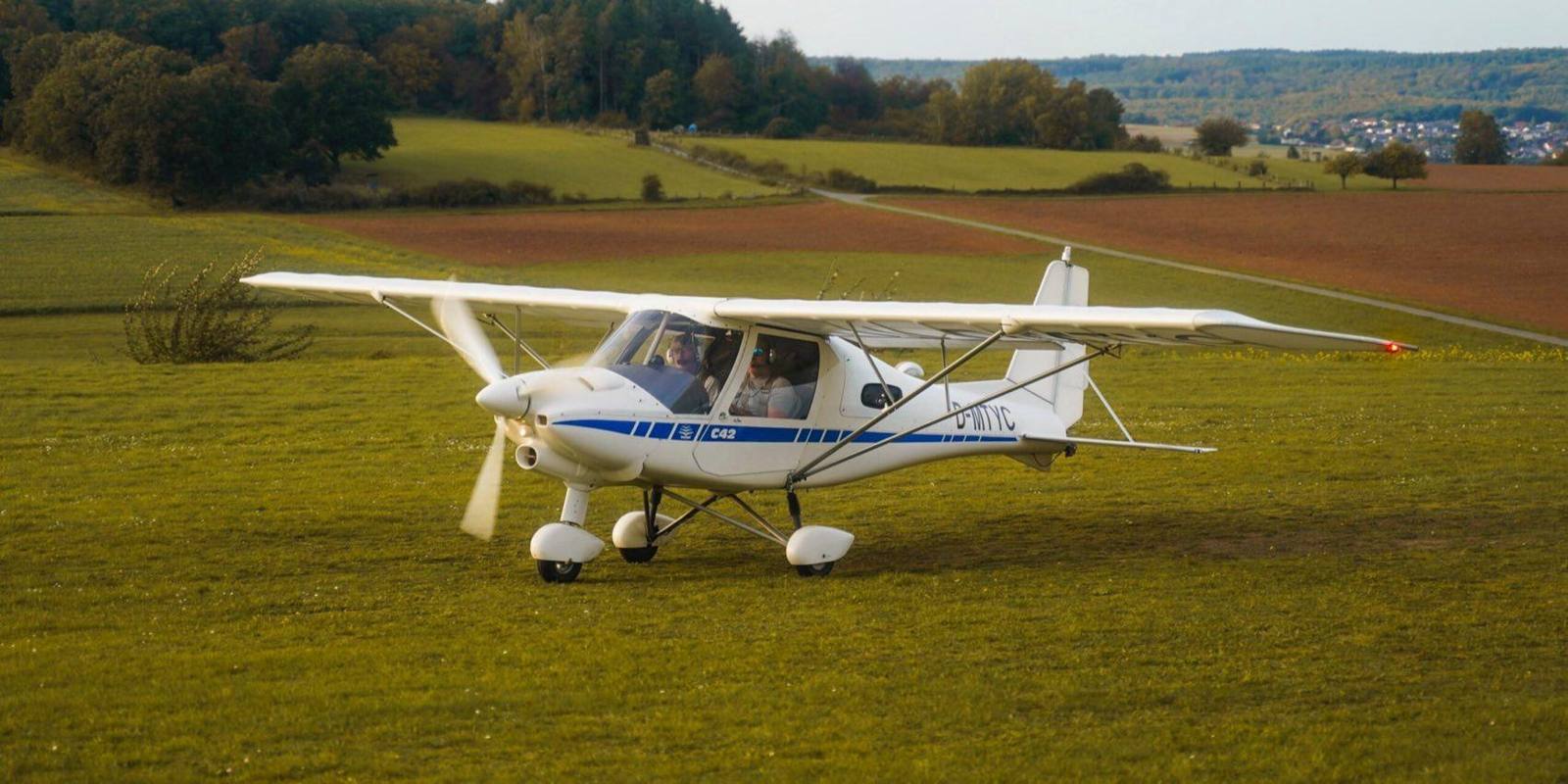 Ikarus C42 D-MTYC auf der Graspiste in Braunfels