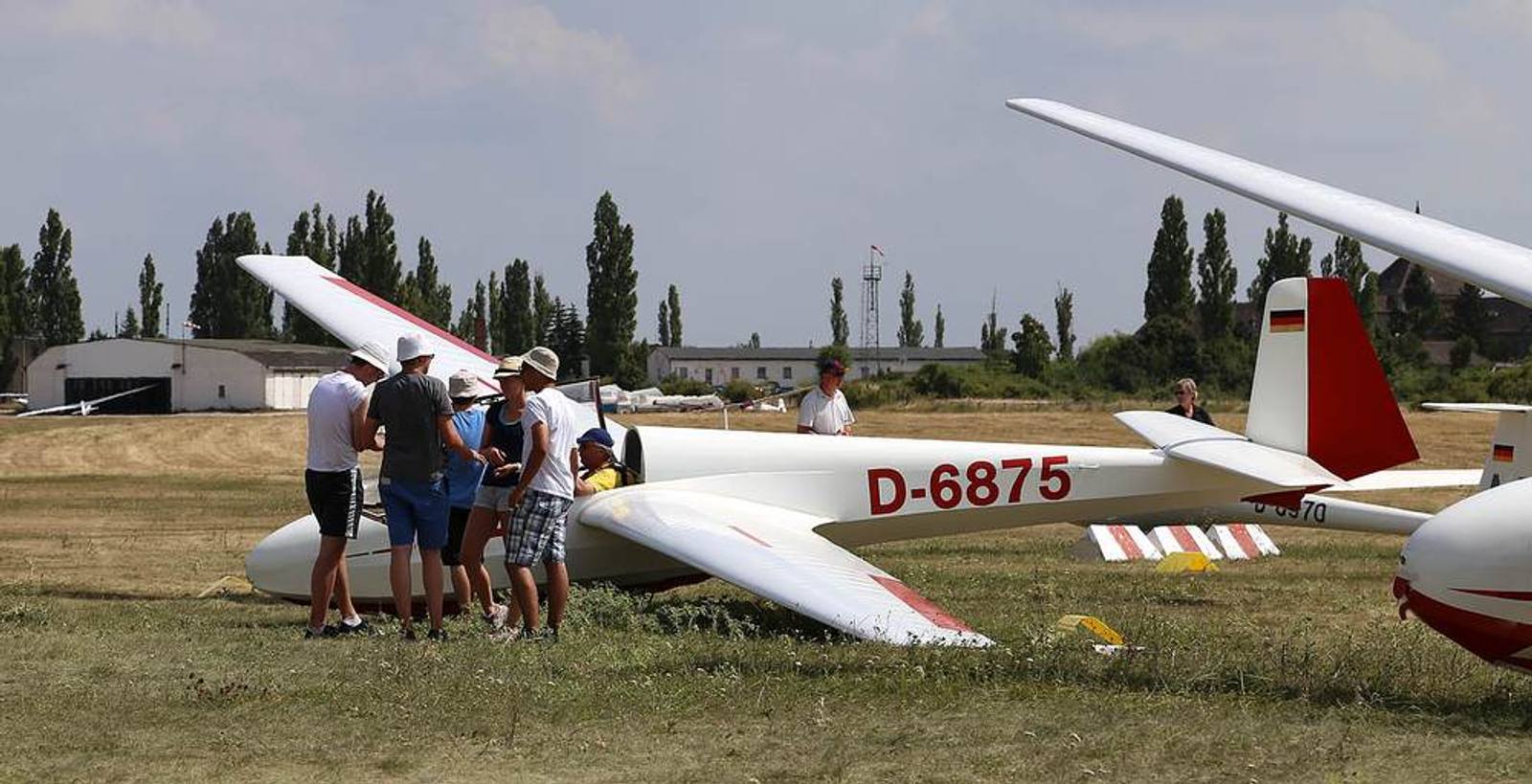 Segelflugzeuge auf dem Feld am Abend