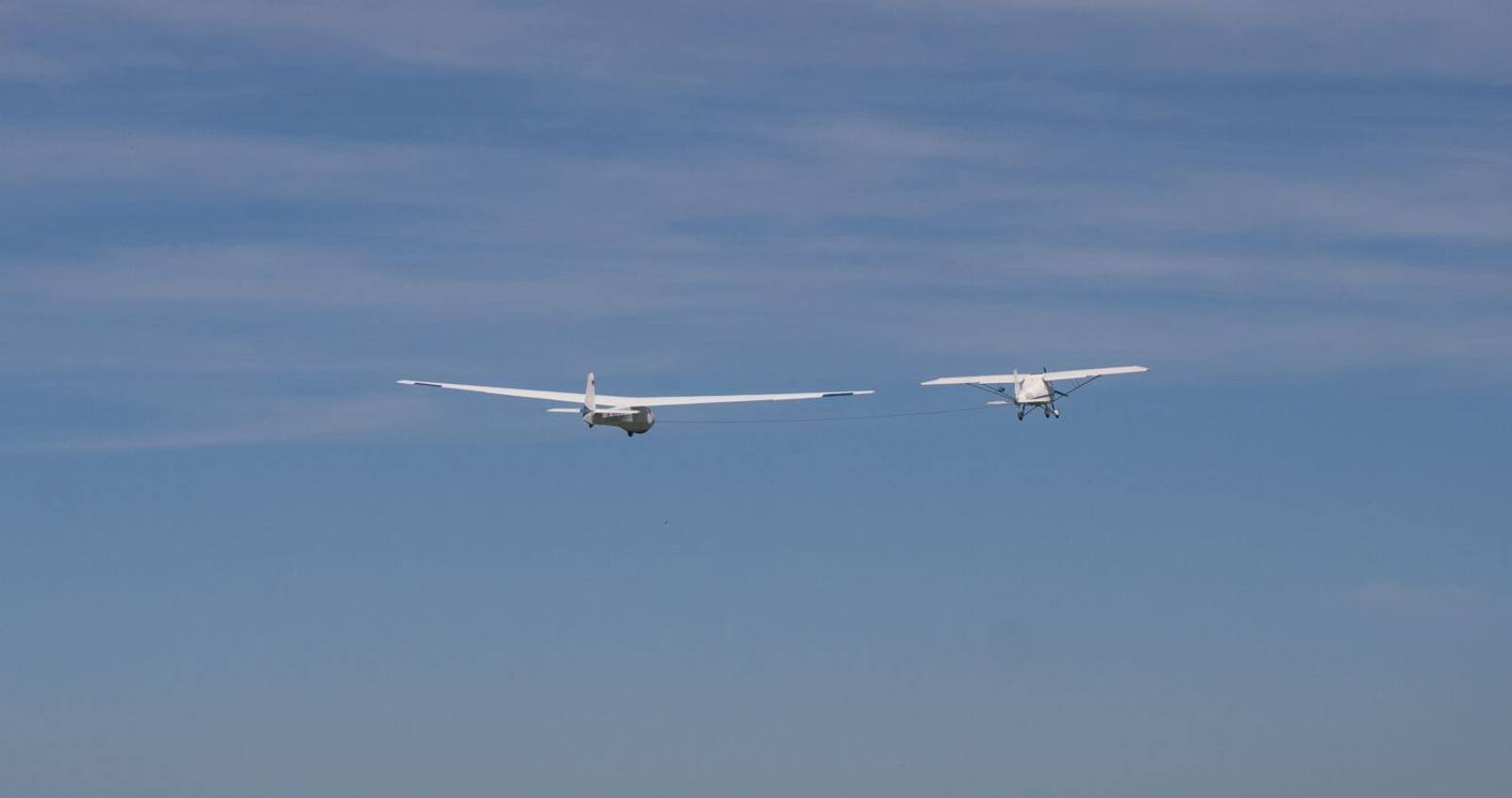 Die Ka 8b abgestellt auf der Wiese am Flugplatz Braunfels