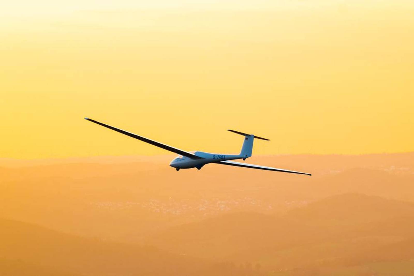 Segelflugzeug vor der untergehenden Sonne