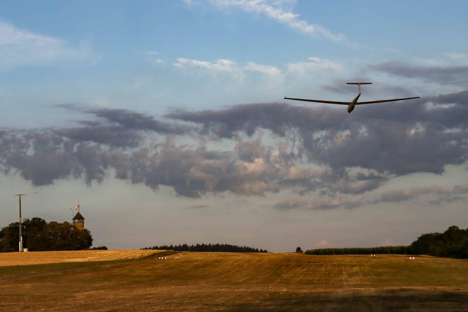 Segelflugzeug kurz vor der Landung