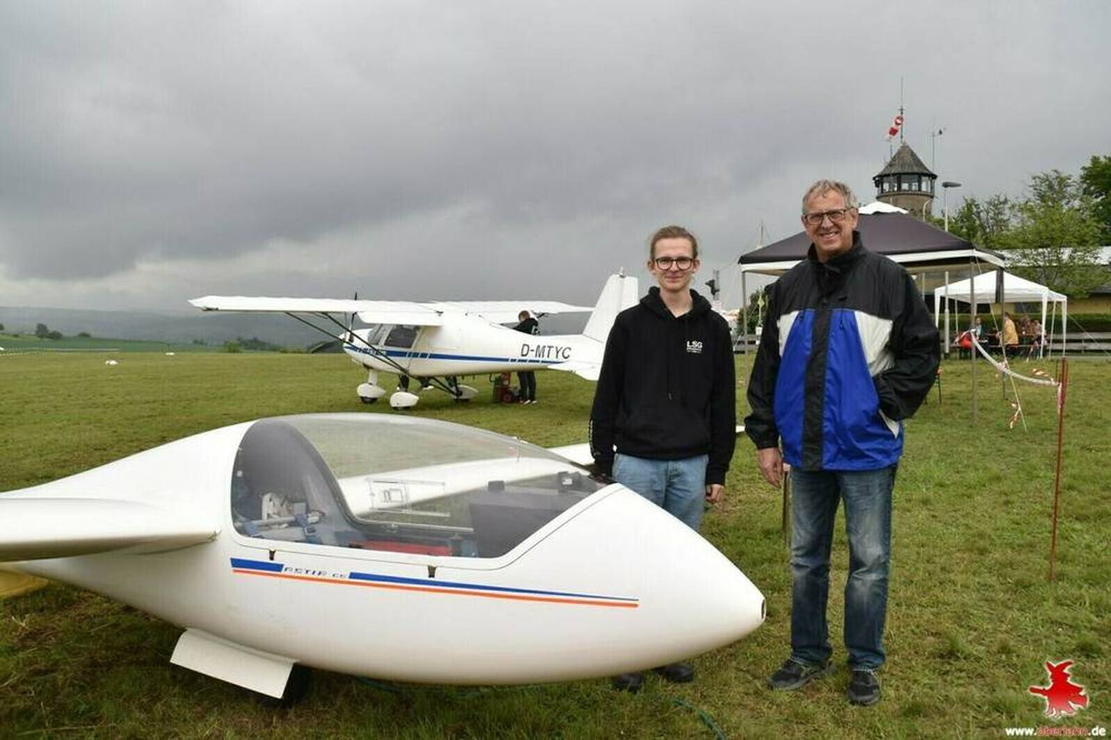 Gruppe von Vereinsmitgliedern vor dem Hangar