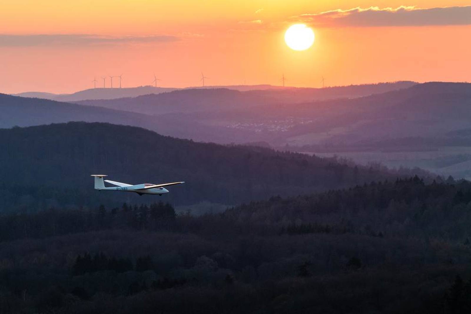 Segelflugzeug im rosafarbenen Abendlicht