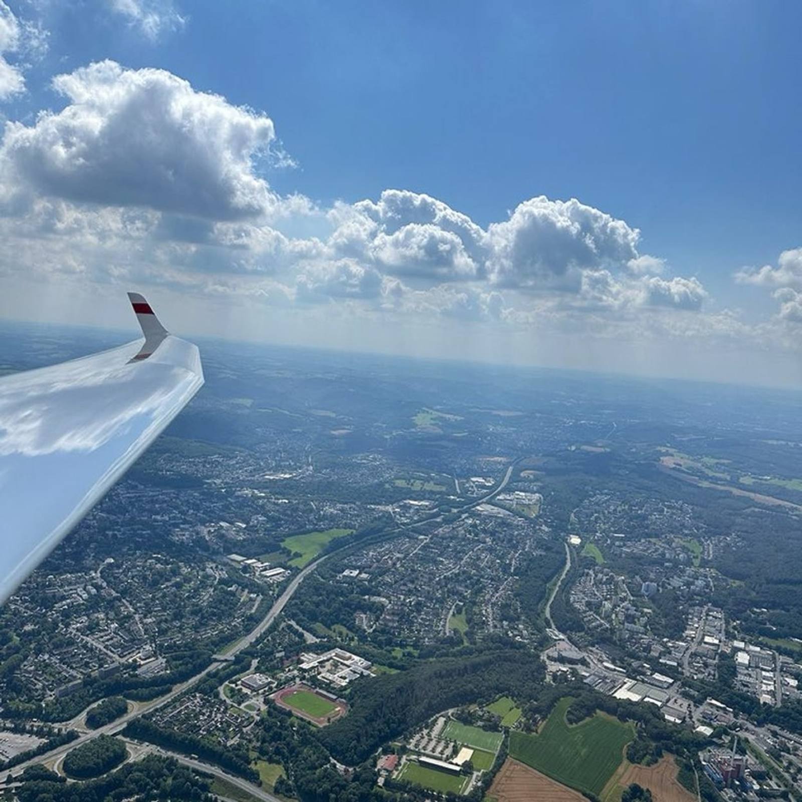 Blick aus dem Segelflugzeug über die Landschaft