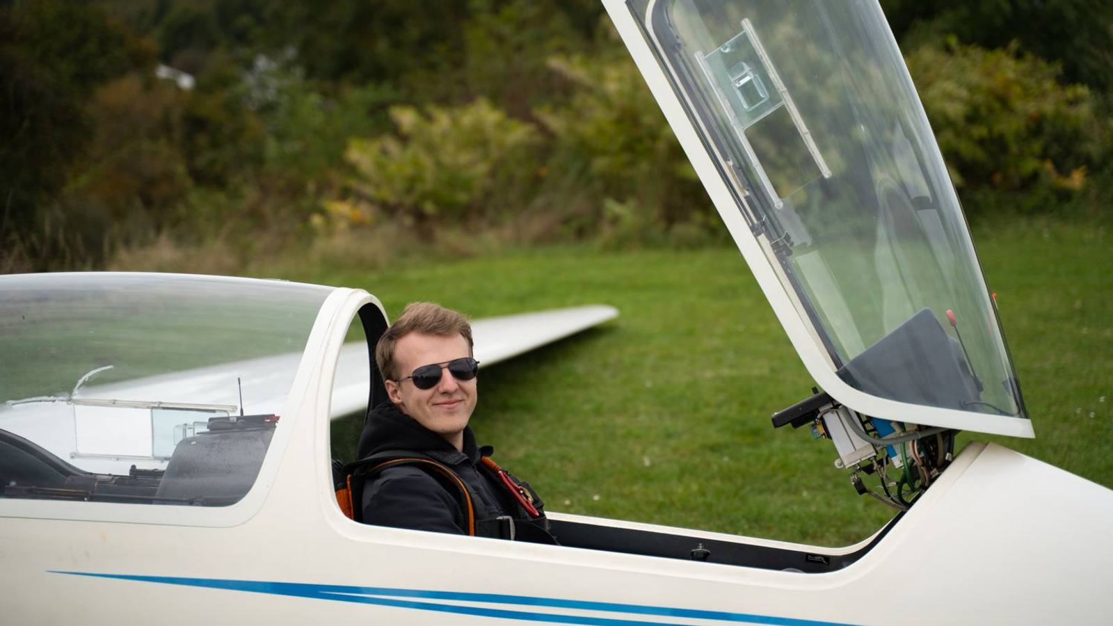 Junger Pilot im Cockpit eines Segelflugzeugs