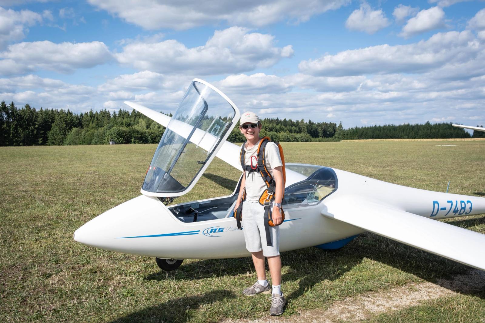 Zwei junge Mitglieder an einem Segelflugzeug