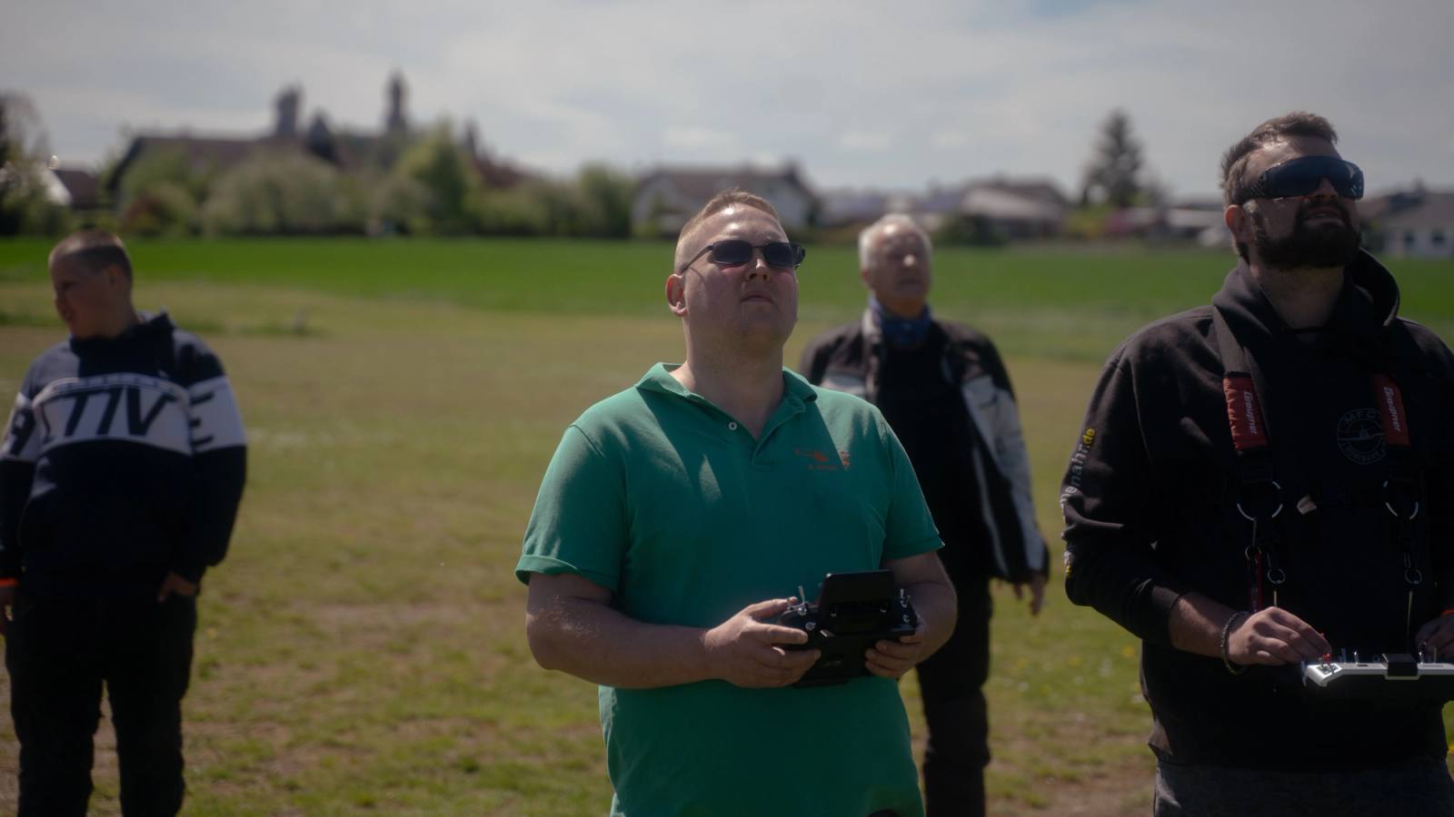 Konzentrierter Blick in die Luft
