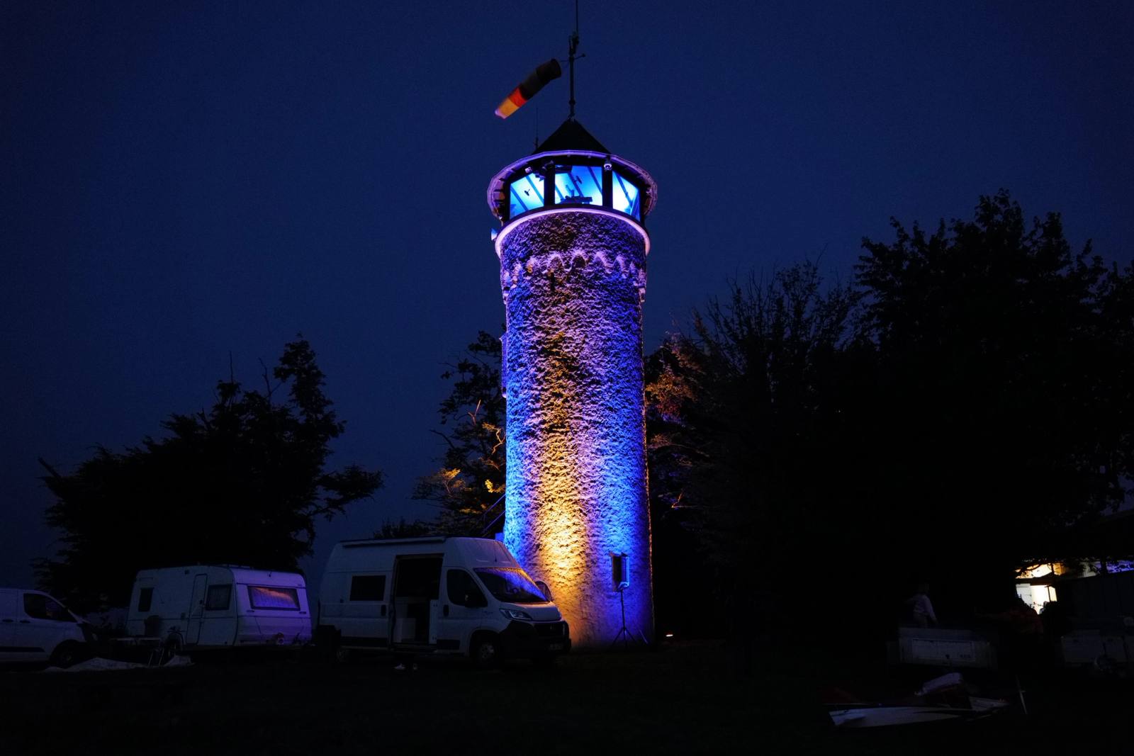 Der Turm erstrahlt in blau-gelb