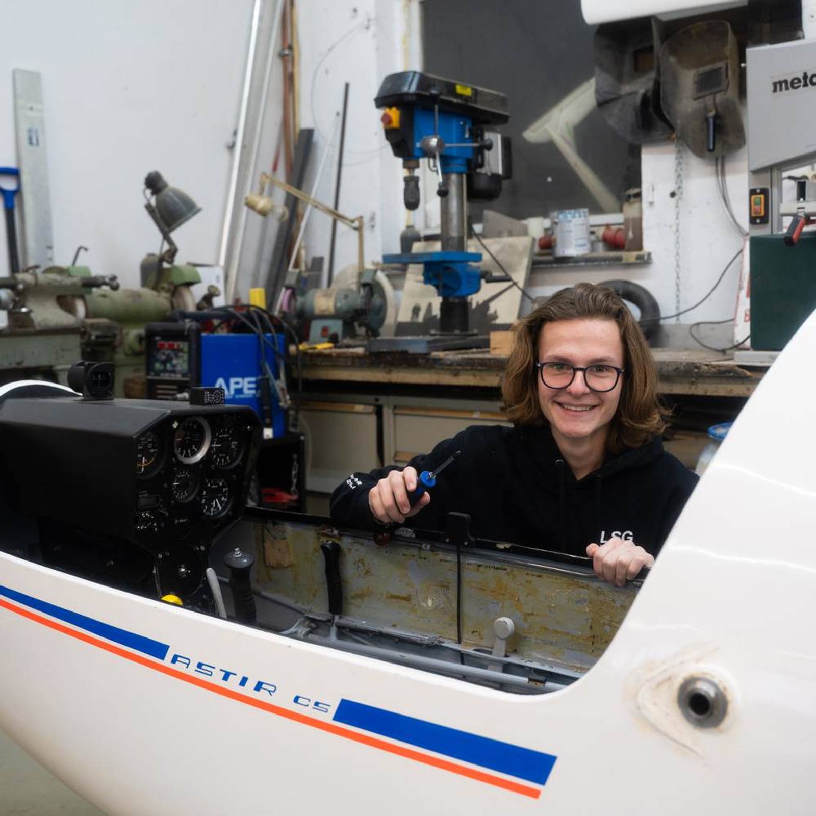 Blick in ein geöffnetes Cockpit in der Werkstatt