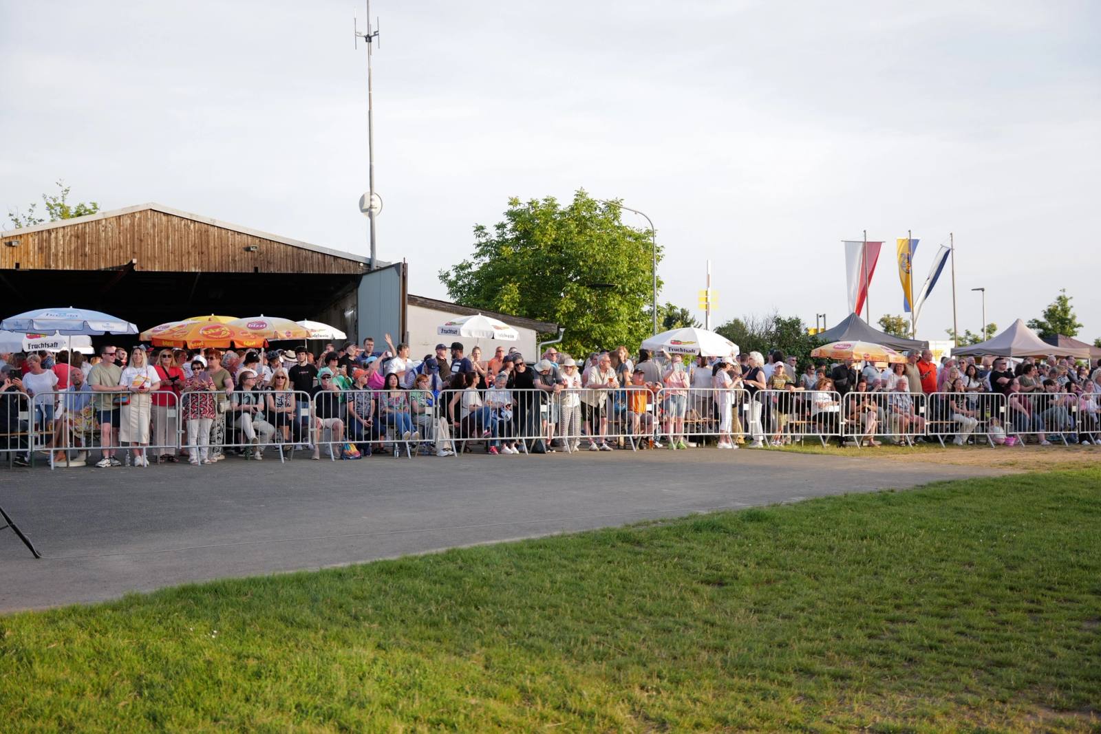 Besucherinnen und Besucher vor der Halle — zur Galerie