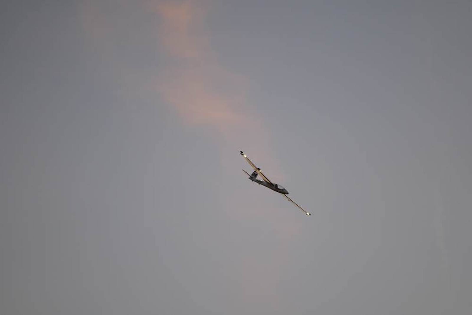 Flugmodell im Kunstflug am Himmel